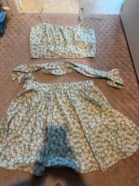 SHEIN Green Daisy Print Two-Piece Crop Top and Skirt Set